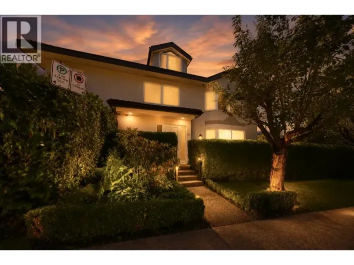 305 E 17TH STREET, North Vancouver