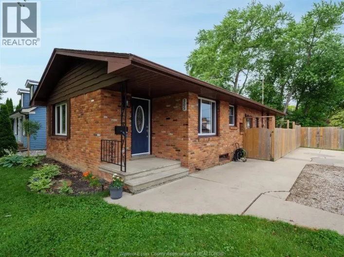 305 EDGEWATER BOULEVARD, Tecumseh