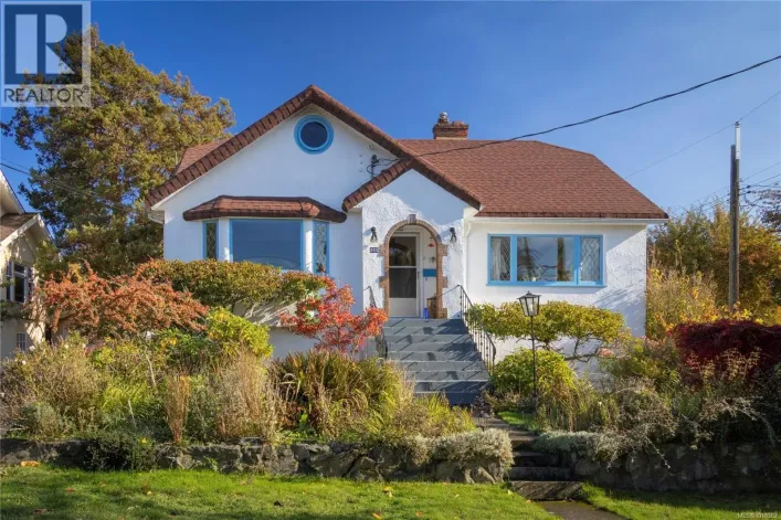 305 Linden Ave, Victoria