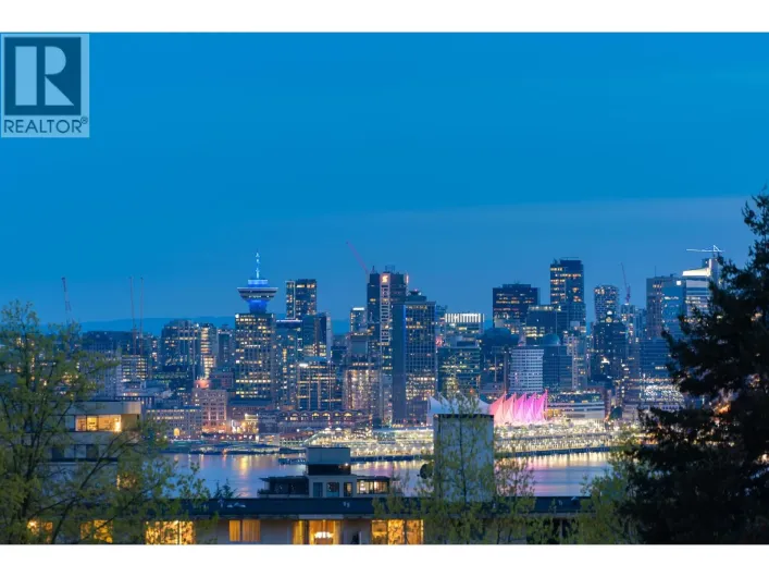 306 112 E 13TH STREET, North Vancouver