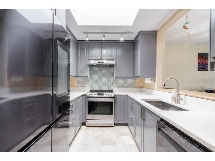 306 9763 140 STREET, Surrey