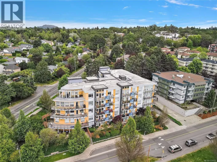 307 935 Cloverdale Ave, Saanich