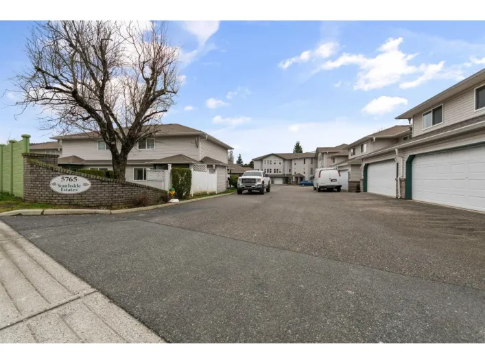 308 5765 VEDDER ROAD|Garrison Crossing, Chilliwack