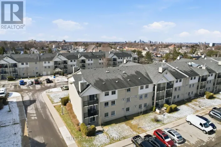 310 - 735 DEVERON CRESCENT, London South