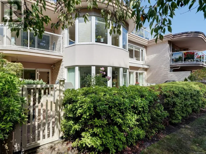 3105 2829 Arbutus Rd, Saanich
