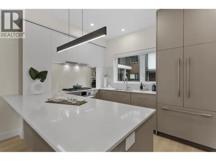 312 342 MOUNTAIN HIGHWAY, North Vancouver