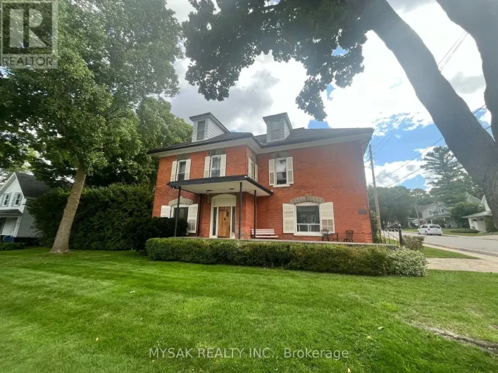 315 CENTRE STREET, North Huron