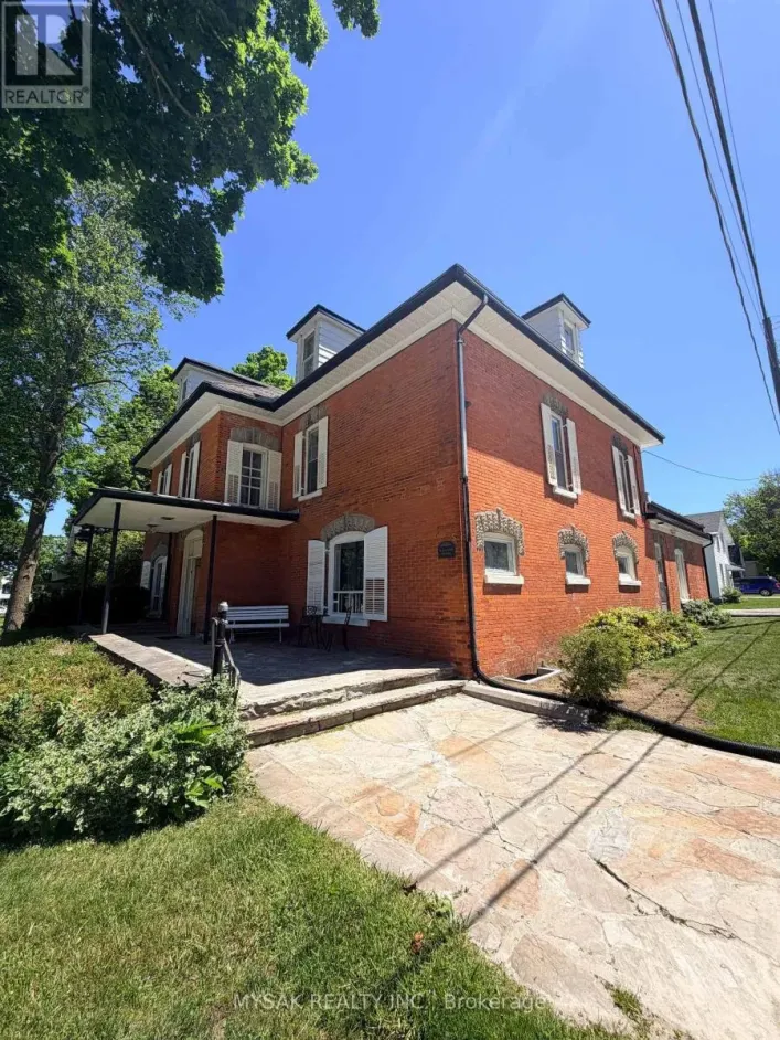 315 CENTRE STREET, North Huron