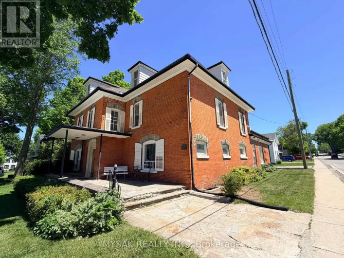 315 CENTRE STREET, North Huron