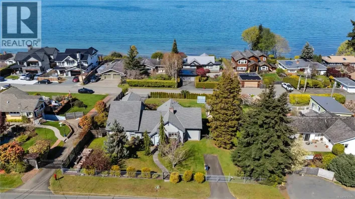 315 Crescent Rd W, Qualicum Beach
