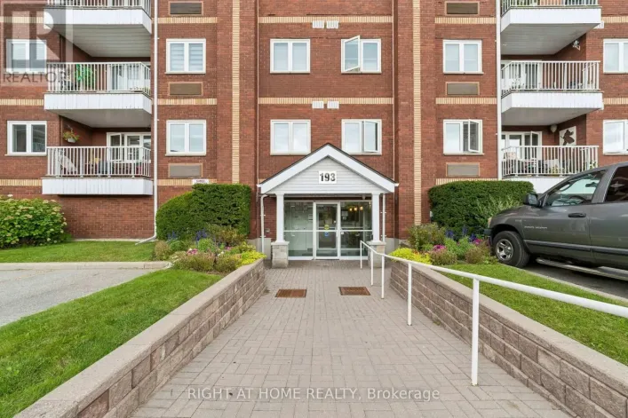 318 - 193 LAKE DRIVEWAY DRIVE W, Ajax