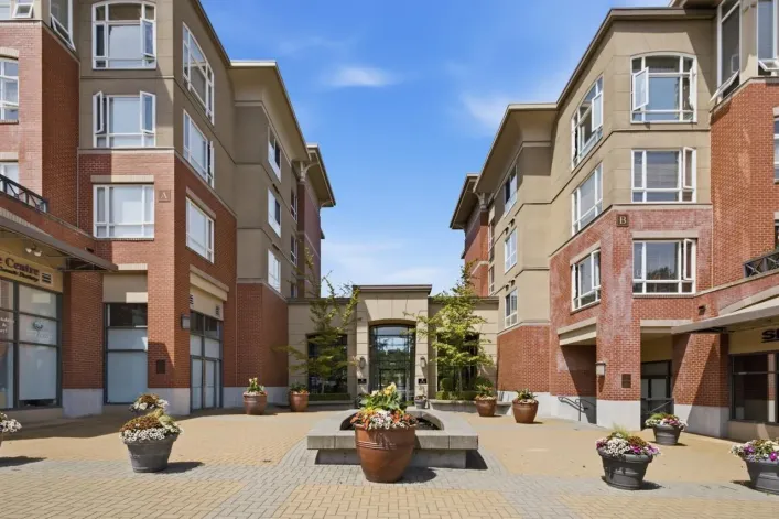 Apartment for sale: 319 2970 KING GEORGE BOULEVARD, Surrey