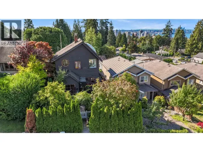 319 E 27TH STREET, North Vancouver