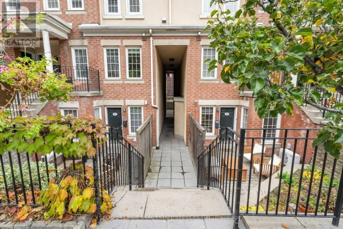 32 - 11 NIAGARA STREET W, Toronto