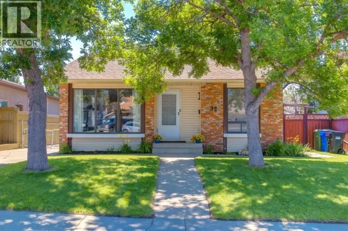 32 Berkley Place NW, Calgary