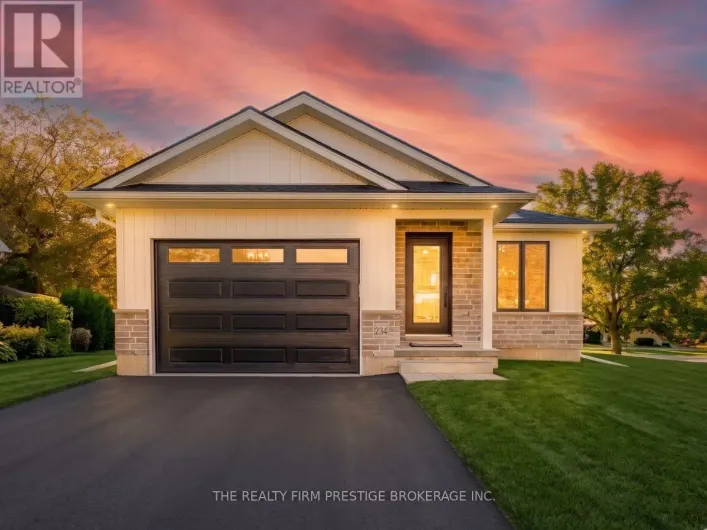 32 BROADWAY AVENUE, Chatham-Kent