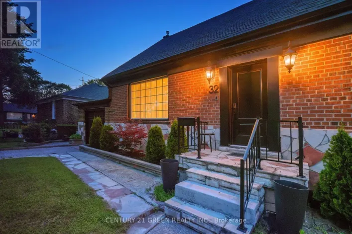 32 CASTLEBAR ROAD, Toronto