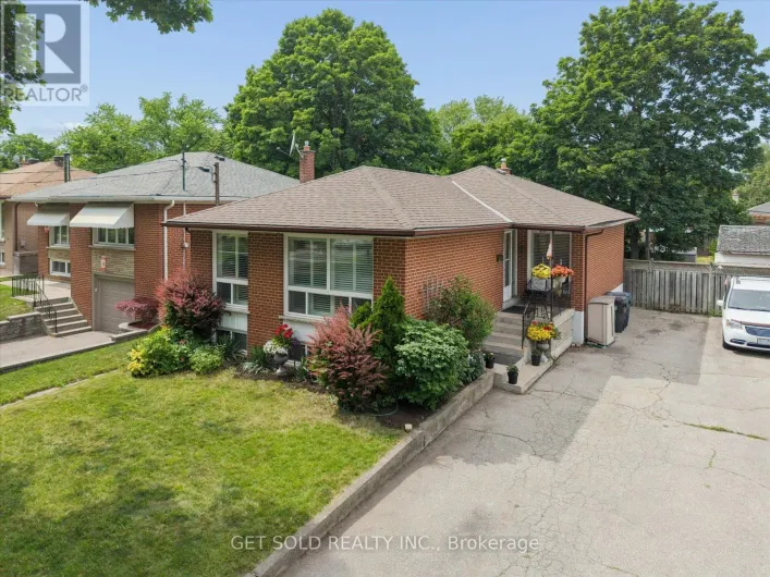 32 CHECKENDON DRIVE, Toronto