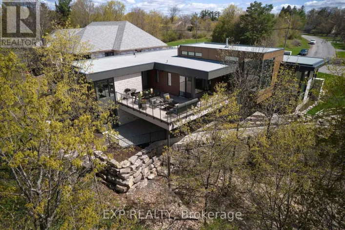 32 CLOVELLY ROAD, Ottawa