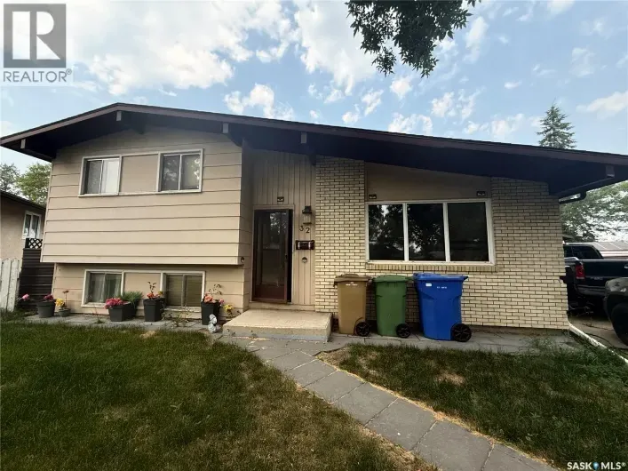 House for sale: 32 COOKSLEY BAY, Regina
