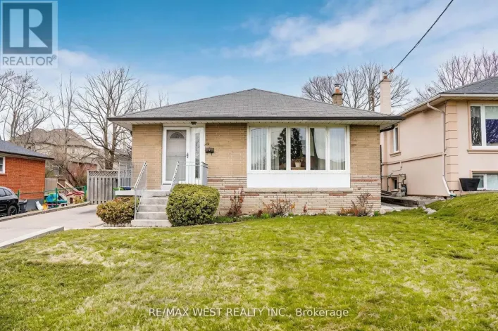 32 DEEVALE ROAD, Toronto
