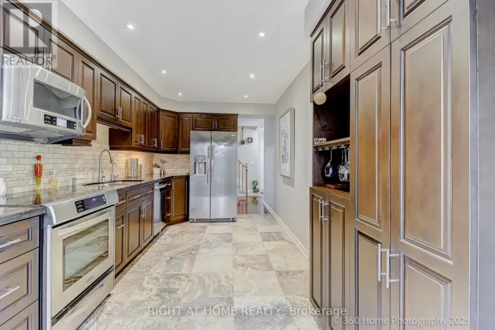 32 HEATHCLIFFE SQUARE, Brampton