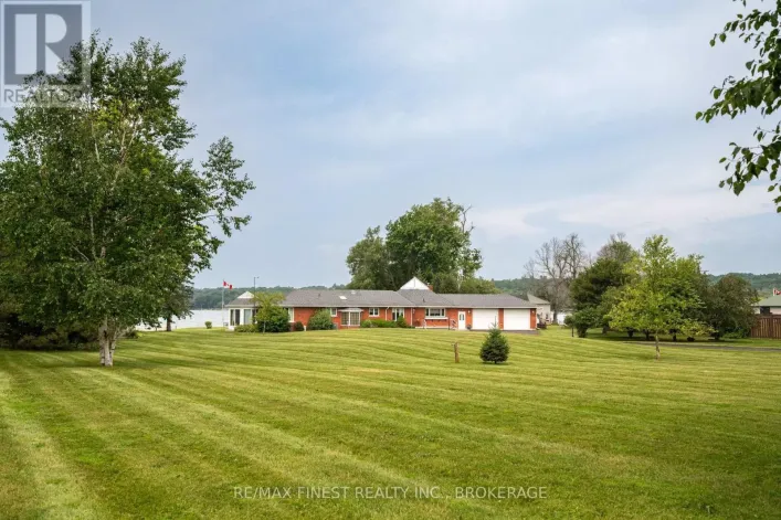 32 HOWE ISLAND DRIVE, Frontenac Islands