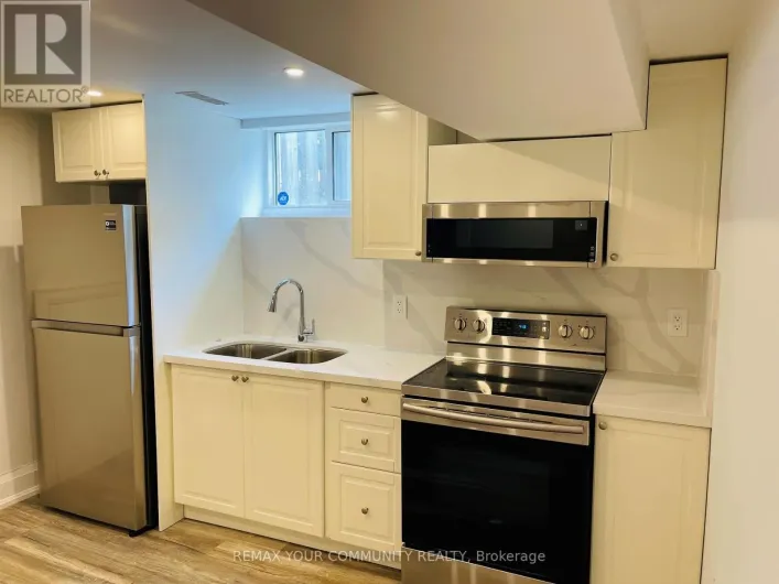 32 KITIMAT CRESCENT, Aurora