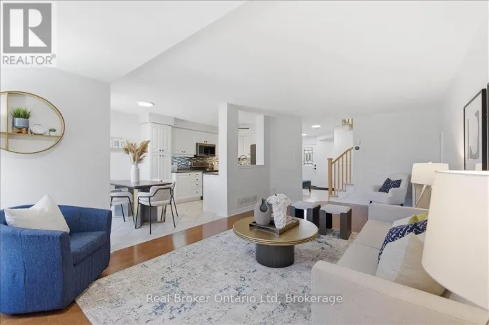 32 LAUGHLAND LANE, Guelph