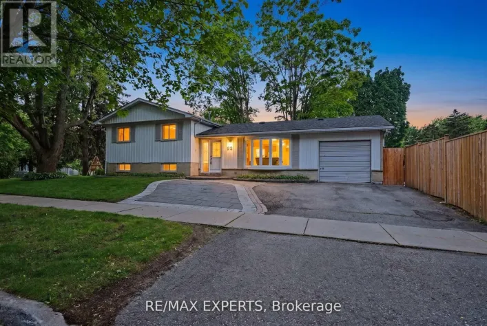 32 OAK COURT, Aurora