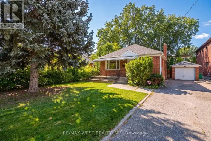 32 PINE AVENUE N, Mississauga