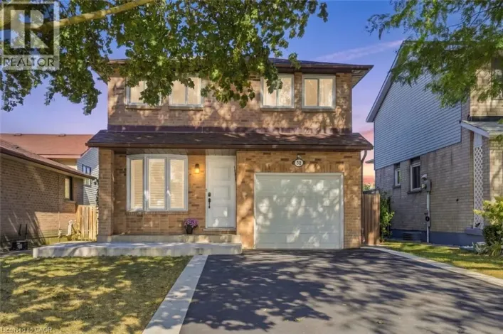 32 TWINOAKS Crescent, Hamilton