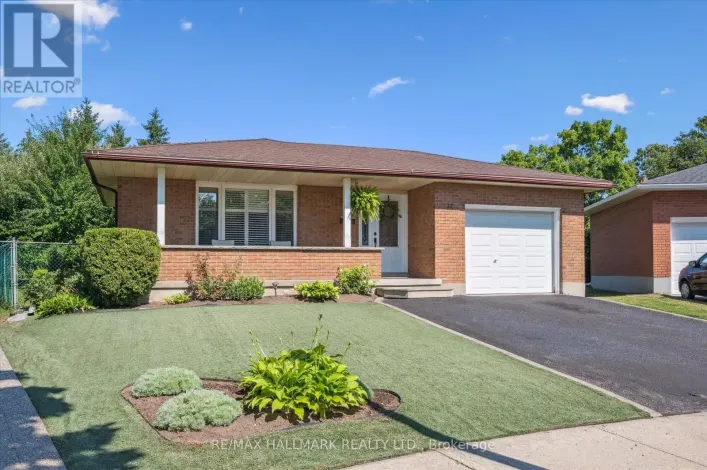 House for sale: 32 WARWICK COURT, Kitchener