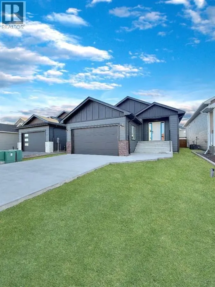 320 Greenwood Place, Coalhurst