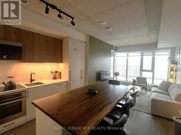 321 - 689 THE QUEENSWAY, Toronto