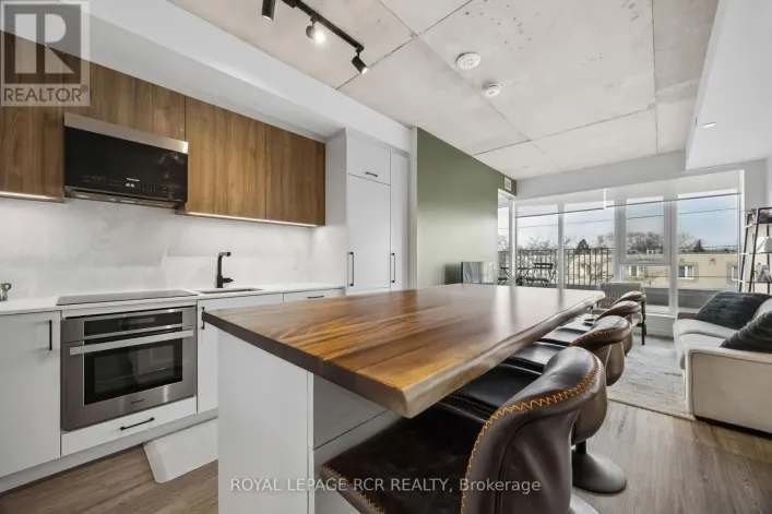 321 - 689 THE QUEENSWAY, Toronto