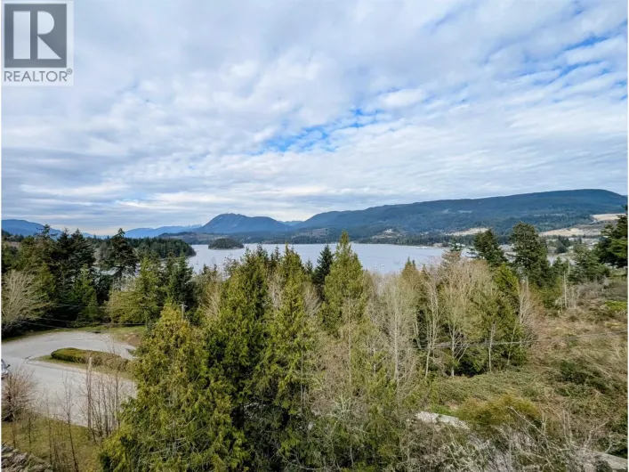 322 5780 TRAIL AVENUE, Sechelt
