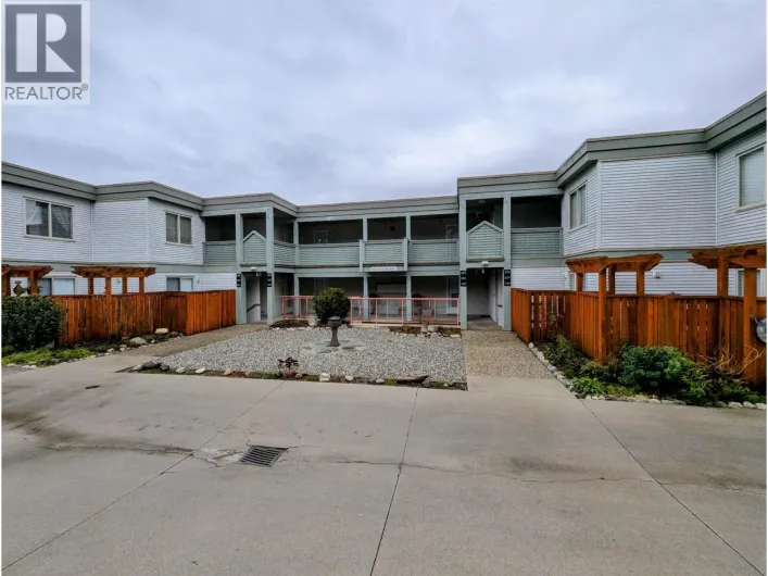 322 5780 TRAIL AVENUE, Sechelt