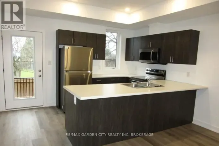 Row / Townhouse for rent: 322 - 781 CLARE AVENUE, Welland