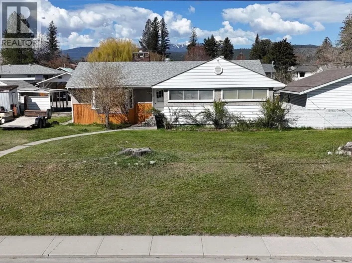 325 14 Avenue S, Cranbrook