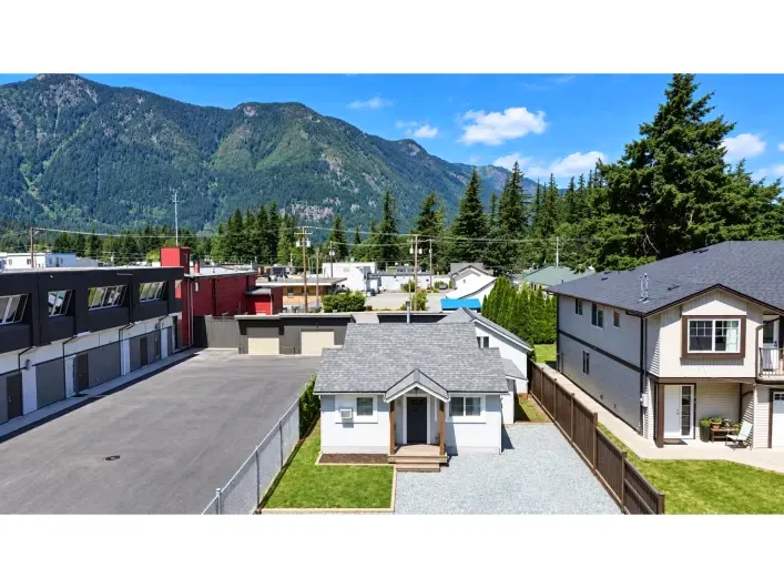 325 HUDSON BAY STREET|Hope, Hope