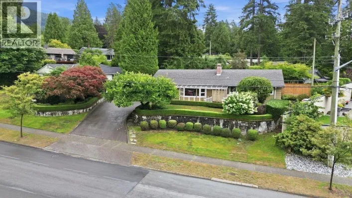 3250 DELBROOK AVENUE, North Vancouver