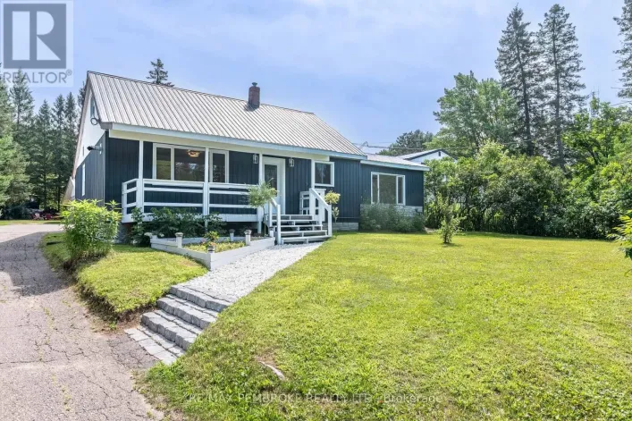 32560 HIGHWAY HIGHWAY, Laurentian Hills