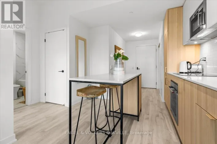 327 - 220 MISSINNIHE WAY, Mississauga