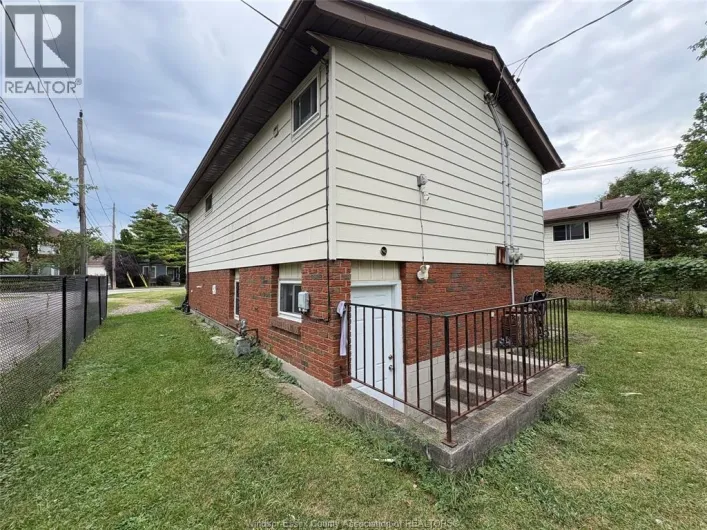 327 CURRY, Windsor