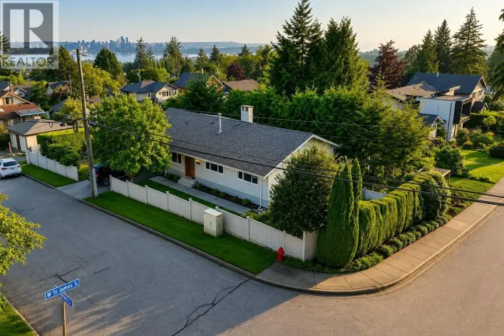 3277 CHESTERFIELD AVENUE, North Vancouver