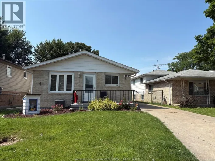 3295 Aurora, Windsor