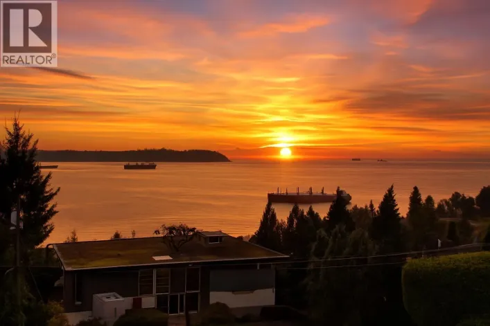 3295 WESTMOUNT ROAD, West Vancouver