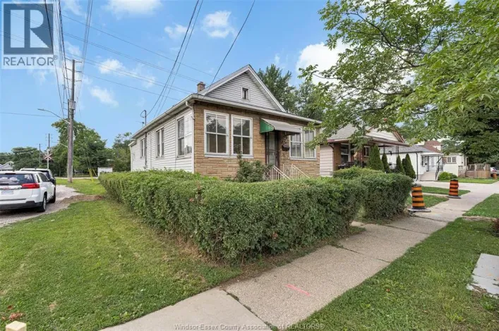 3298 COLLEGE, Windsor
