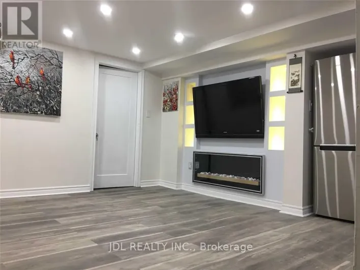 33 GLENSHEPHARD DRIVE, Toronto